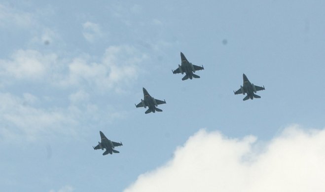 Unser Beispielfoto (© Eurokinissi) zeigt Kampfflugzeuge der griechischen Luftwaffe über der Ägäis.