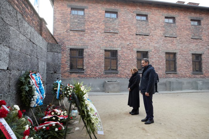 Unsere Fotos (© Pressebüro des Premierministers / Dimitris Papamitsos) entstanden während des Besuches von Ministerpräsident Kyriakos Mitsotakis an der Gedenkstätte des Vernichtungslagers Auschwitz-Birkenau.