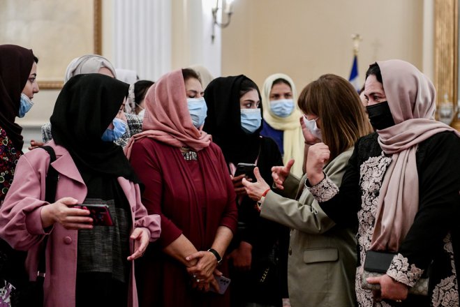 Unser Archivfoto (© Eurokinissi) zeigt Staatspräsidentin Katerina Sakellaropoulou während eines Treffens mit Juristinnen und Parlamentarierinnen aus Afghanistan.