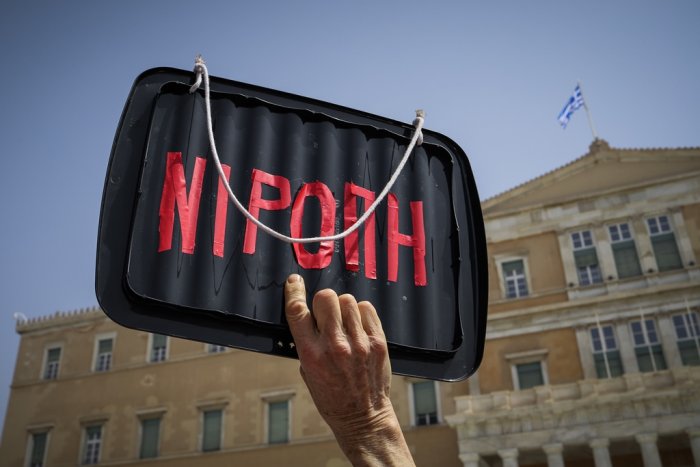 Unser Archivfoto (© Eurokinissi) entstand während einer Demonstration gegen die Teuerung vor dem griechischen Parlament.