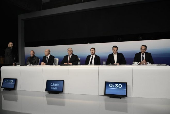 Unser Foto (© Eurokinissi) entstand während einer Fernsehdebatte der Vorsitzenden der im Parlament vertretenen Parteien.