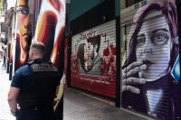 Unsere Fotos (© Eurokinissi) entstanden am Sonntag (14.7.) während der Durchführung von Wiederholungswahlen vor im 33. Athener Wahllokal im Athener Stadtteil Exarchia.