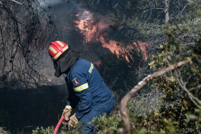 Wald- und Buschbrand westlich von Athen noch immer nicht unter Kontrolle