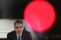 Unser Foto (© Eurokinissi) zeigt Premierminister Kyriakos Mitsotakis am Mittwoch (26.3.) während der Sitzung des Ministerrates und der Ankündigung der Anhebung des Mindestlohnes.