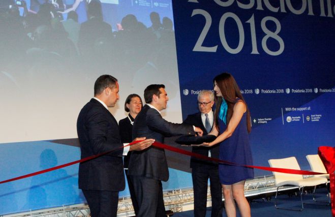 Unser Foto (© Eurokinissi) entstand bei der Eröffnung der Posidonia 2018. Bildmitte: Premierminister Alexis Tsipras.