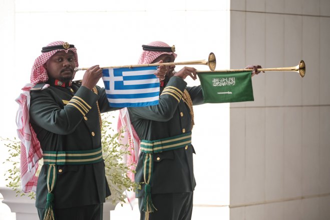 Unser Archivfoto (© Eurokinissi) entstand während eines offiziellen Besuches von Premierminister Kyriakos Mitsotakis in Saudi-Arabien.
