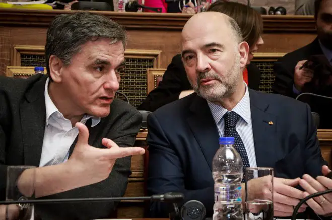 Unser Archivfoto (© Eurokinissi) zeigt den griechischen Finanzminister Efklidis Tsakalotos (l.) und den Der EU-Wirtschafts- und Währungskommissar Pierre Moscovici.