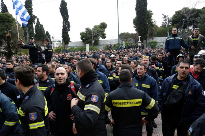 Unser Foto (© Eurokinissi) zeigt protestierende Feuerwehrleute vor dem Ministerium für Verwaltungsreformen in Athen.