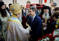 Unser Foto von eurokinissi zeigt den ND-Vorsitzenden Kyriakos Mitsotakis bei einem Besuch in Patras anlässlich der Feiern zum Schutzpatron der Stadt Andreas am 30. November.