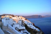Unser Foto © Griechenland Zeitung / Jan Hübel zeigt die griechische Insel Santorini. Die Kykladen-Insel ist für den wohl romantischsten Sonnenuntergang und den malerischen weißen Häusern bekannt.