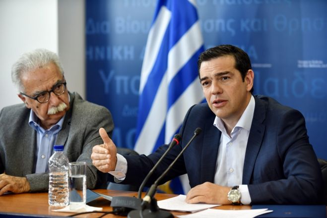 Unser Foto (© Eurokinissi) zeigt Ministerpräsident Alexis Tsipras (r.) während seiner Rede im Bildungsministerium. Neben ihm Bildungsminister Kostas Gavroglou.