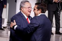 Unser Foto (© Eurokinissi) zeigt Ministerpräsident Alexis Tsipras (r.) und den früheren Außenminister Nikos Kotzias während der Übergangszeremonie im Außenministerium am Samstag (20.10.). 