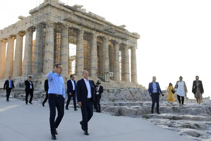 Foto (© Eurokinissi): Der deutsche Bundeskanzler Olaf Scholz und sein griechischer Amtskollege Kyriakos Mitsotakis auf der Akropolis am heutigen Morgen.
