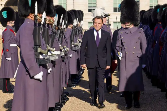 Unser Foto (© Pressestelle des Verteidigungsministeriums) zeigt den griechischen Verteidigungsminister Nikos Panagiotopoulos in Großbritannien.