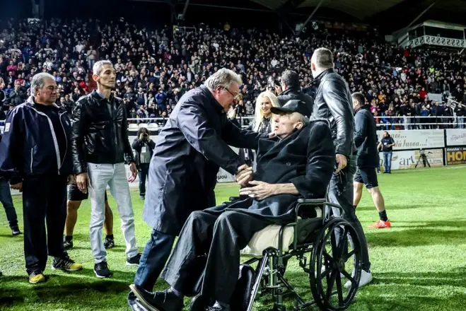 Unser Foto entstand am 20. November 2017 als der bereits schwerkranke Eugene Gerards noch einmal ein Fußballspiel besuchte, das zu seinen Ehren stattgefunden hat.