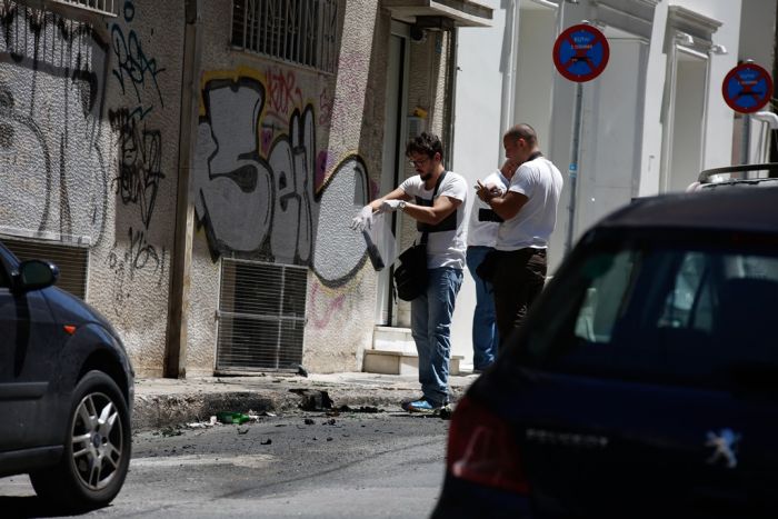 Unser Archivfoto (© Eurokinissi) entstand nach einem früheren Anschlag auf das Haus von Alekos Flambouraris im Athener Stadtteil Exarchia Ende Juli 2017. Auch damals wurden Molotov-Cocktails geworfen.