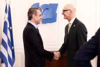 Unser Foto (© Eurokinissi) entstand während einem Treffen zwischen Premierminister Kyriakos Mitsotakis (l.) und dem Vorstandsvorsitzende der Deutschen Telekom AG Timotheus Höttges.