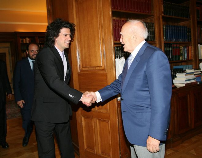 Unser Foto (© Eurokinissi) zeigt  Constantinos Daskalakis 2009 mit dem damaligen griechischen Präsidenten Karolos Papoulias.