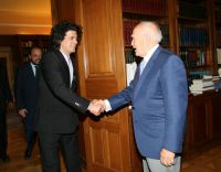 Unser Foto (© Eurokinissi) zeigt Constantinos Daskalakis 2009 mit dem damaligen griechischen Präsidenten Karolos Papoulias.