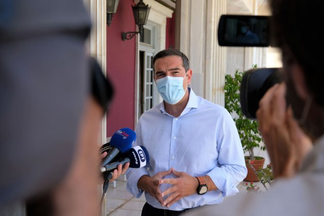 Unser Foto (© Eurokinissi) zeigt Oppositionschef Alexis Tsipras in Ilia auf der Peloponnes.