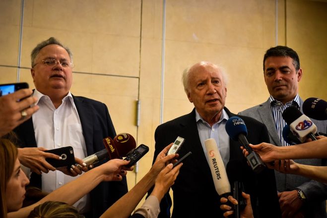 Unser Foto (© Eurokinissi) entstand während des Treffens zwischen dem griechischen Außenminister Nikos Kotzias (l.), seinem Amtskollegen aus Skopje Nikola Dimitrov (r.) und dem UN-Sonderbeauftragten Matthew Nimetz in New York.