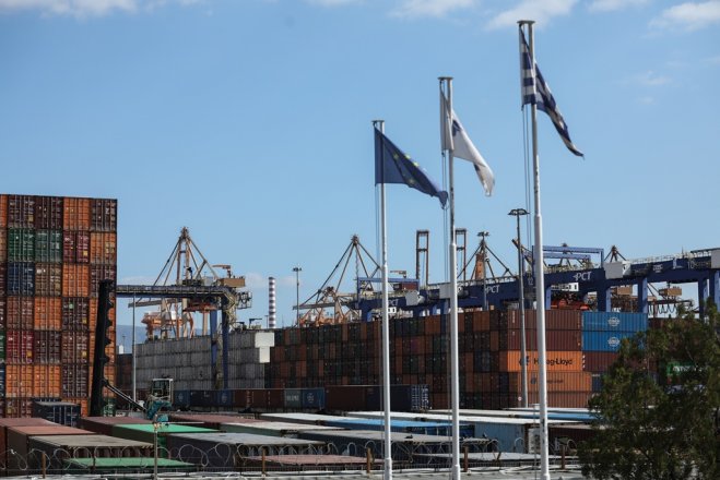 Viele Schiffe mit griechischen Gütern verlassen ihre Häfen (© Eurokinissi).