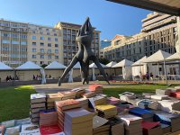 Bücherberge zu günstigen Preisen im Zentrum Athens (Foto: © Griechenland Zeitung / Tabea Lechner) 