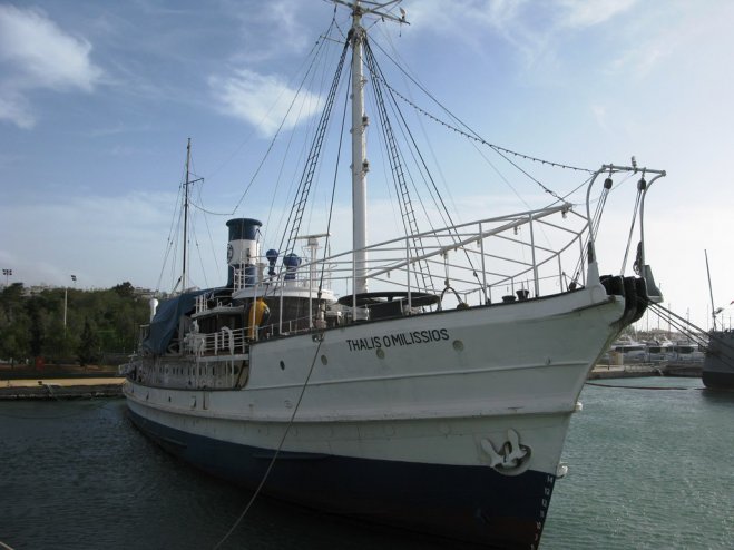Unser Foto (© Eurokinissi) zeigt das Museumsschiff „Thalis o Milissios“ am Trocadero-Kai