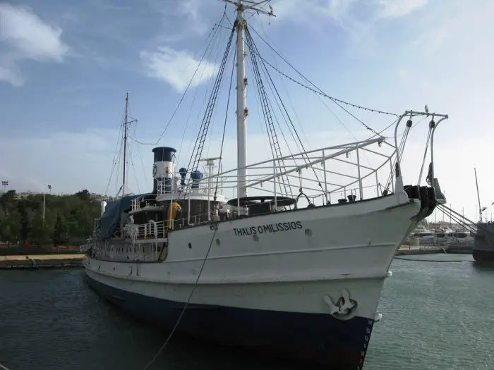 Unser Foto (© Eurokinissi) zeigt das Museumsschiff „Thalis o Milissios“ am Trocadero-Kai