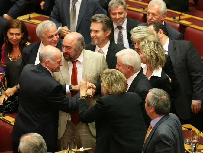 Griechenland: PASOK-Regierung unter Jorgos Papandreou erhält Vertrauen vom Parlament