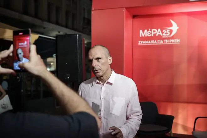 Unser Foto (© Eurokinissi) zeigt den MeRA25-Vorsitzenden Janis Varoufakis am Tag der Parlamentswahlen in Griechenland (25.6.2023). Diese Partei hatte lediglich 2,5 Prozent der Stimmen erhalten und damit die Drei-Prozent-Hürde für einen Einzug in die Volksvertretung verfehlt.