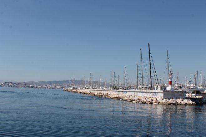Das Foto (© Madlien Wienberg) zeigt einen Yachthafen in Athen.