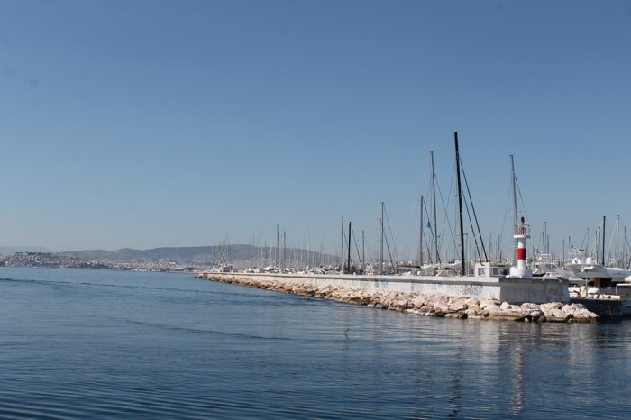 Das Foto (© Madlien Wienberg) zeigt einen Yachthafen in Athen.