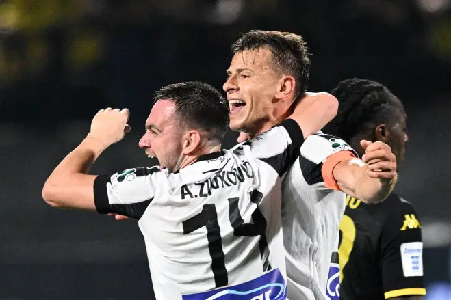 Unser Archivfoto (© Eurokinissi) zeigt Stefan Schwab im Jubel mit seinen PAOK-Teamkollegen nach dem Sieg in der Super-League. 