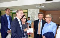 Foto (© GZjh): Staatssekretär Rachel (2.v.l.) wird in der Berufsschule der OSE empfangen.
