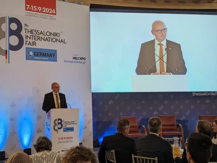 Unser Foto zeigt den deutschen Botschafter, Andreas Kindl, auf der Pressekonferenz zur 88. Internationalen Messe in Thessaloniki.