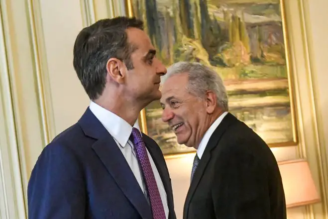 Unsere Fotos (© Eurokinissi) entstanden nach dem Treffen zwischen Ministerpräsident Kyriakos Mitsotakis (l.) und dem EU-Kommissar für Migration Dimitris Avramopoulos.