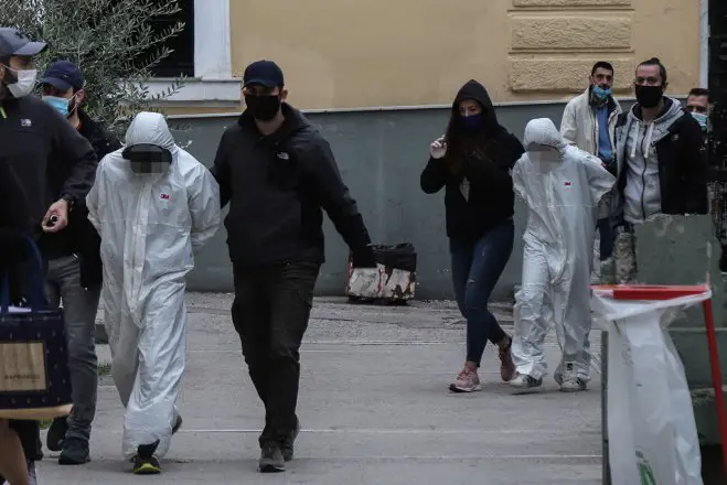 Unser Foto (© Eurokinissi) zeigt die 15-jährige Tochter und ihren Freund nach dem Verhör der Staatsanwaltschaft.