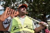 Unsere Archivfotos (© Eurokinissi) entstanden vorige Woche während einer Demonstration der Kommunalangestellten in Athen.