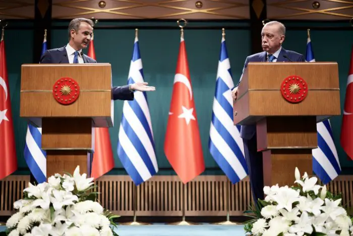 Unser Archivfoto (© Eurokinissi) entstand während eines früheren Treffens zwischen Premierminister Kyriakos Mitsotakis und dem türkischen Präsidenten Recep Tayyip Erdogan.