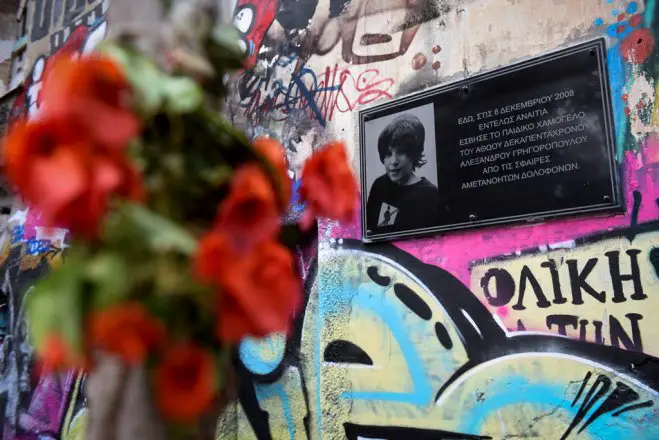 Unser Archivfoto (© Eurokinissi) zeigt den Ort, an dem der damals 15jährige Schüler Alexis Grigoropoulos ermordet wurde.