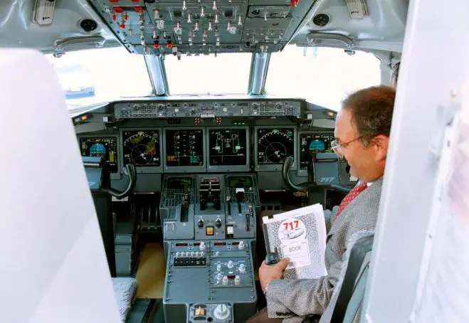 Unser Archivfoto (© Eurokinissi) zeigt das Cockpit einer Maschine des Flugzeugherstellers Boeing.