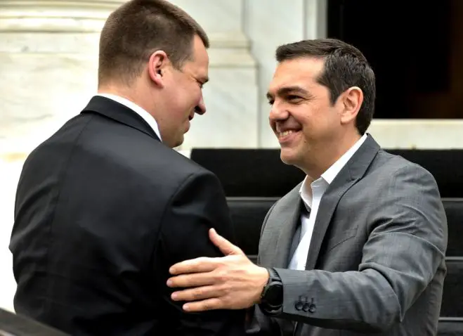 Unser Foto (© Eurokinissi) zeigt Ministerpräsident Alexis Tsipras (r.) mit seinem Amtskollegen aus Estland Jüri Ratas während der Begegnung in Athen.