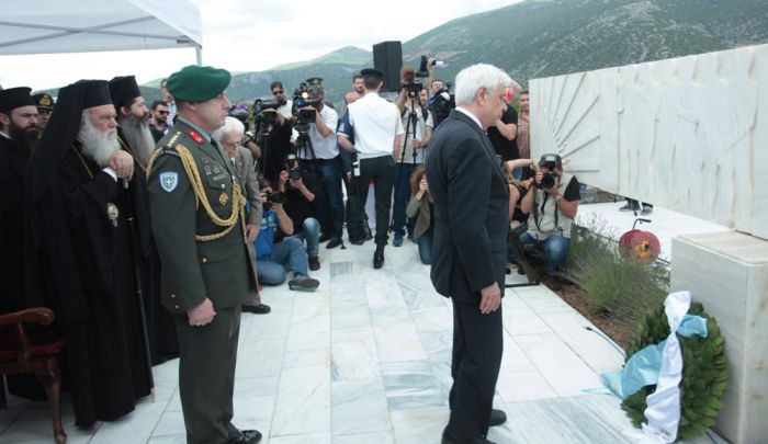 Unser Archivfoto entstand am 10. Juni 2015. Es zeigt den Staatspräsidenten Prokopis Pavlopoulos, der zu Ehren der Opfer des Massakers von Distomo einen Kranz niederlegte.