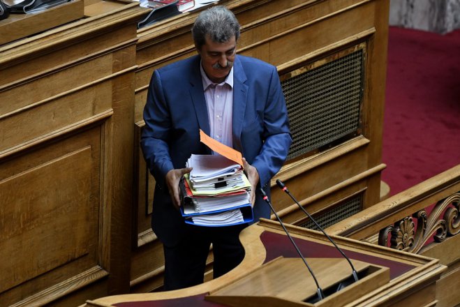 Unser Foto (© Eurokinissi) zeigt den früheren Gesundheitsminister Pavlos Polakis kurz vor seiner Rede am Mittwoch (31.7.) im Parlament.