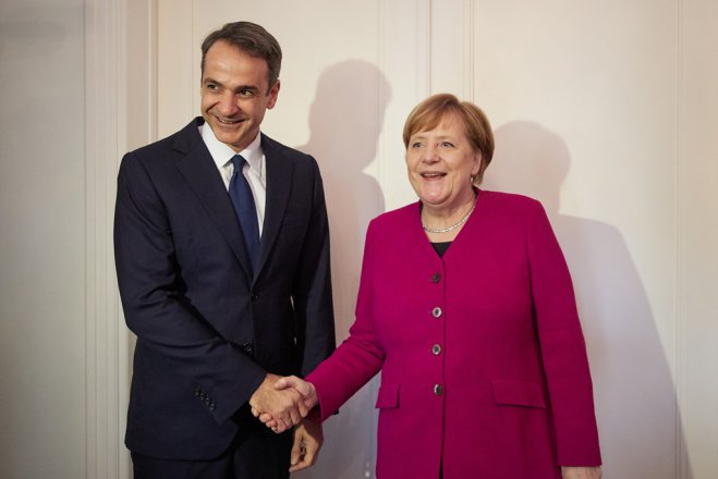 Unser Archivfoto (© Eurokinissi) zeigt Ministerpräsident Kyriakos Mitsotakis (l.) und die deutsche Bundeskanzlerin Angela Merkel.