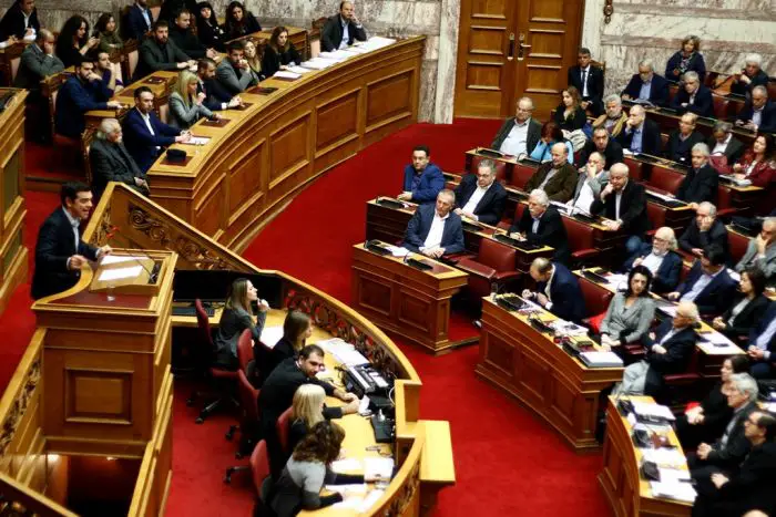 Unser Foto (© Eurokinissi) entstand während der Debatte am Montagabend im Parlament; links am Rednerpult Ministerpräsident Alexis Tsipras (SYRIZA). 