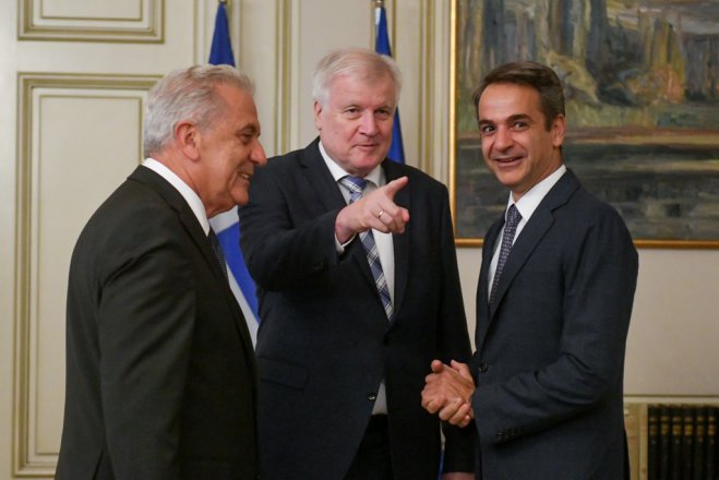 Unser Foto (© Eurokinissi) zeigt den deutschen Innenminister Horst Seehofer (m.) mit dem griechischen Regierungschef Kyriakos Mitsotakis (r.) und EU-Kommissar Dimitris Avramopoulos. 