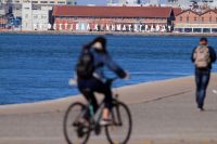 Unsere Archivfotos (© Eurokinissi) entstanden im November 2016 beim 56. Internationalen Filmfestival Thessaloniki. Im Hintergrund ehemalige Lagerhallen des Hafens von Thessaloniki, wo heute Filme gezeigt werden, Podiumsdiskussionen und sonstige Veranstaltungen stattfinden.