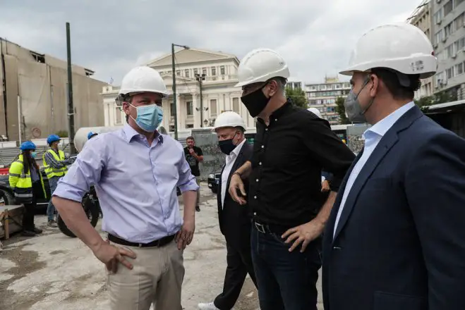 Unser Foto (© Eurokinissi) zeigt Transportminister Kostas Karamanlis (l.) auf einer U-Bahn-Baustelle.